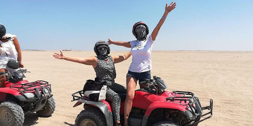 Quad Tour durch die Wüste ab Hurghada – ATV Safari mit Beduinendorf & Transfers