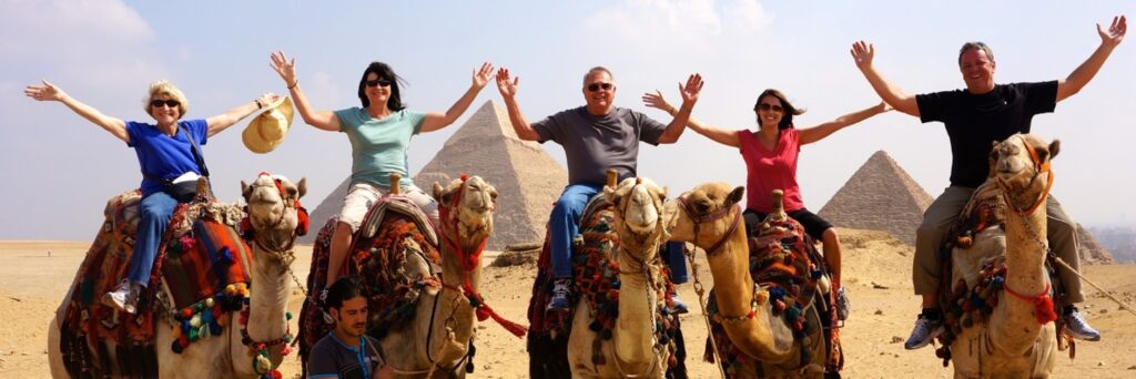 Kamelreiten bei den Pyramiden von Gizeh in Ägypten