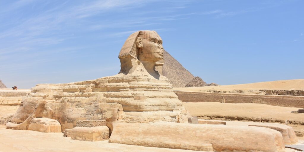 Die Große Sphinx von Gizeh vor den Pyramiden in Ägypten